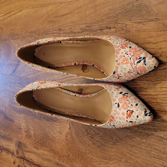 Old Navy Shoes - Old Navy floral pump